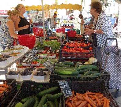 Der Bauernmarkt im Stadtzentrum von Hyères