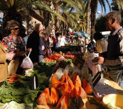 Der große Markt auf den Goldenen Inseln in Hyères
