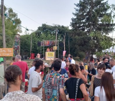 Bio- und Vernunftmarkt mit lokalen Produzenten in Pierrefeu-du-Var
