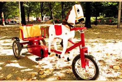 Balade en petits chevaux en bois „Sulky“