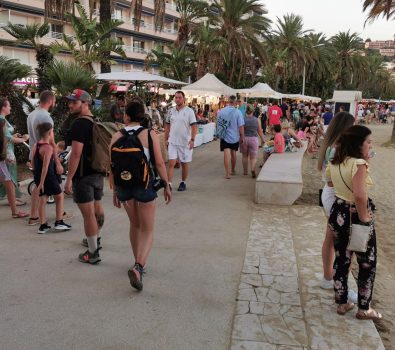 Nächtlicher Kunsthandwerksmarkt – Strandpromenade von Le Lavandou