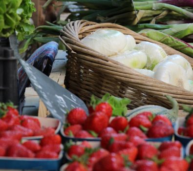 Der kleine Markt in den 4 Chemins des Routes